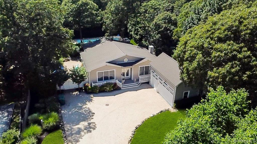 87 Washington Heights Avenue, Hampton Bays, NY 11946