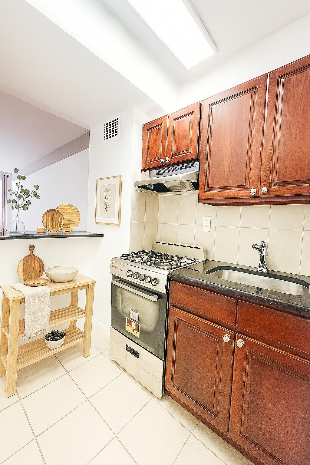 240 E 46th Street # 10H, New York (Manhattan), NY 10017