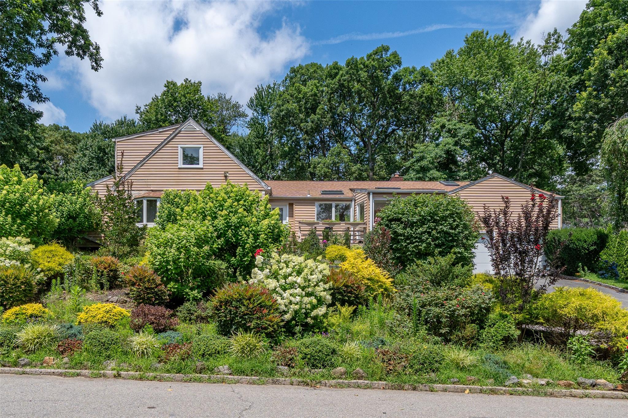 130 Wood Hollow Lane, New Rochelle, NY 10804