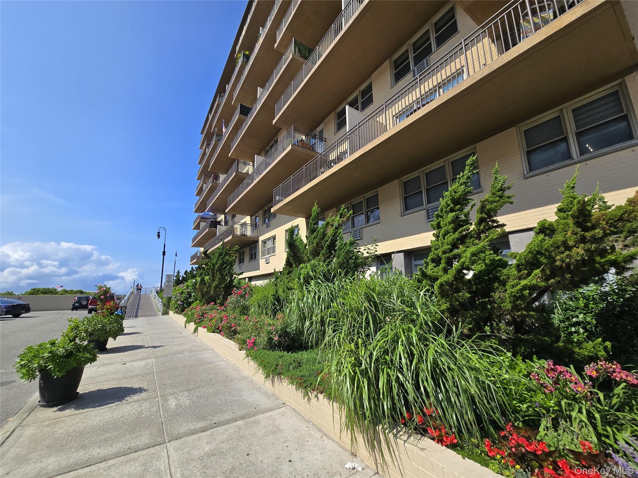 25 Neptune Boulevard # 2T, Long Beach, NY 11561