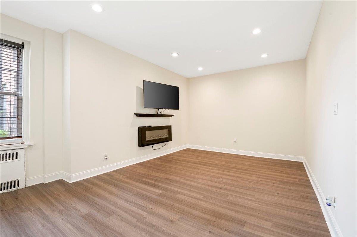 819 Broadway # 1G, Woodmere, NY 11598