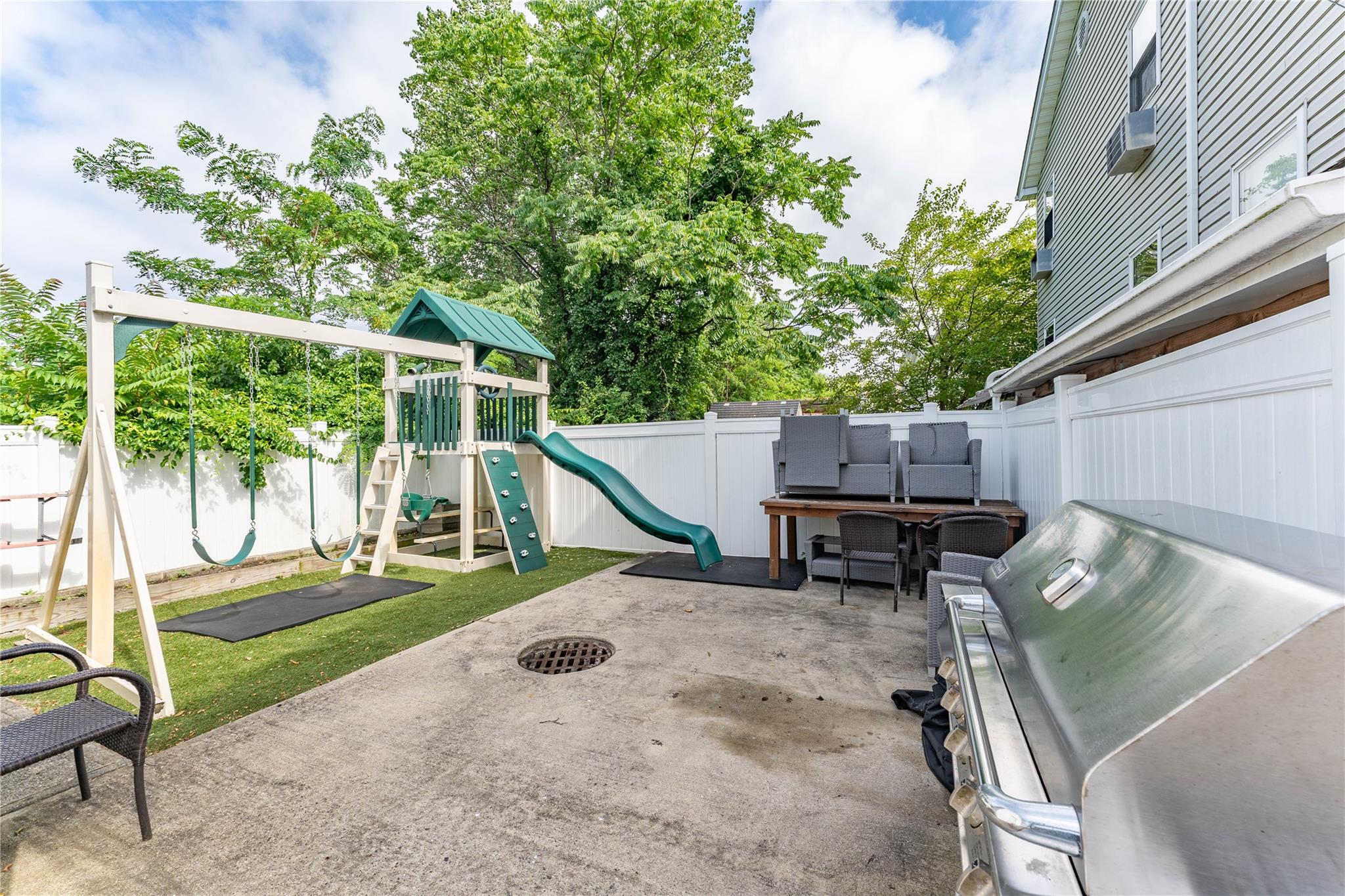 1051 Bay 32nd Street, Bayswater, NY 11691