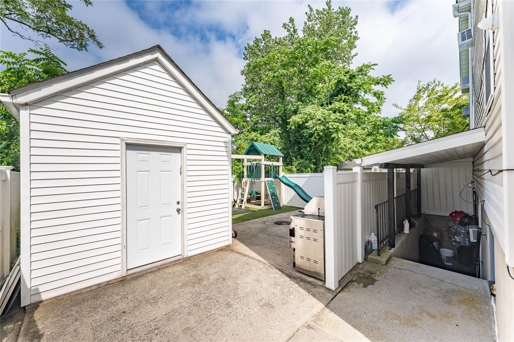 1051 Bay 32nd Street, Bayswater, NY 11691