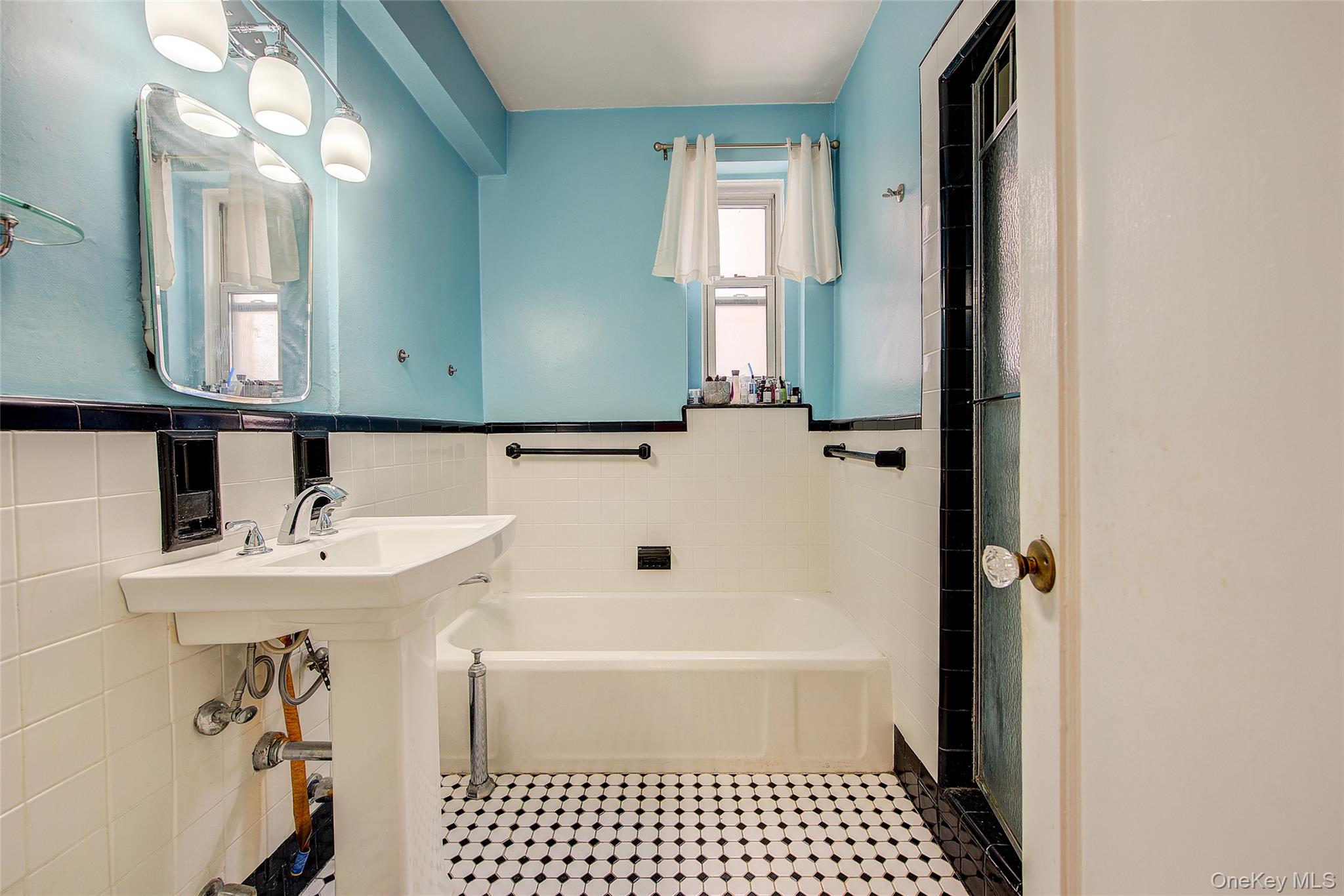 118-11 84th Avenue # 415, Kew Gardens, NY 11415