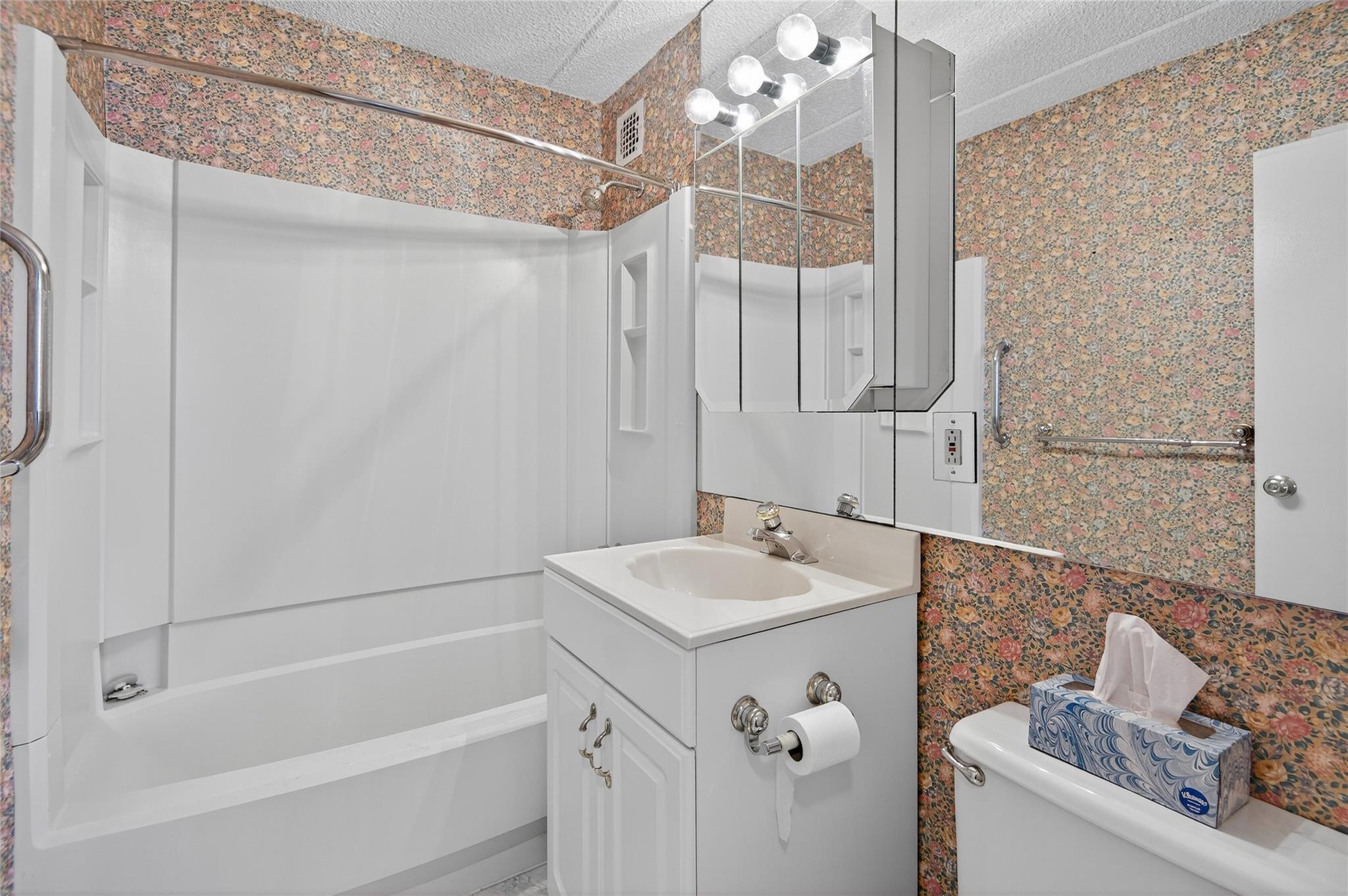 175 Maple Avenue # 5G, Westbury, NY 11590