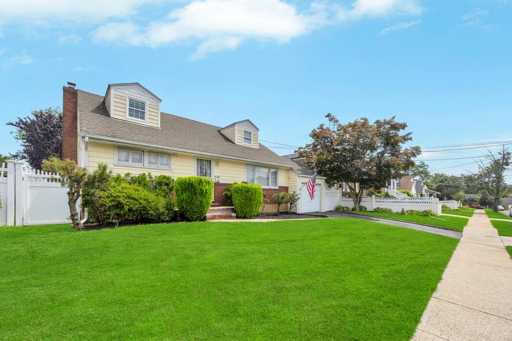 890 Polk Avenue, Franklin Square, NY 11010