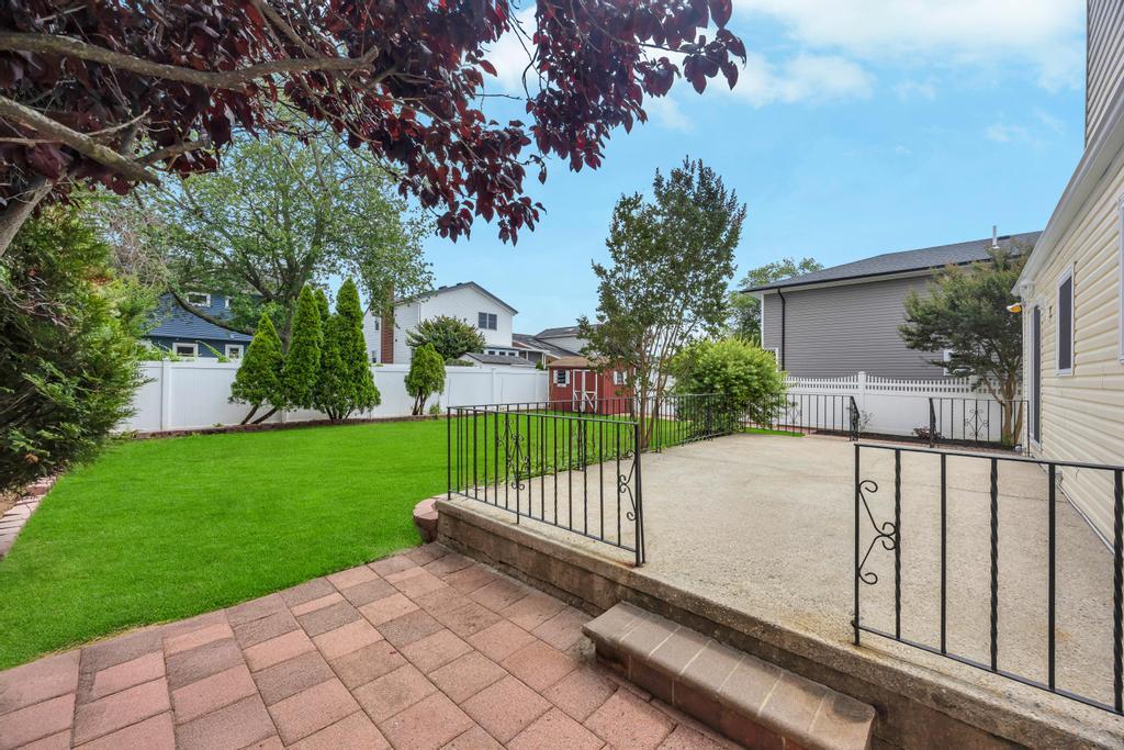 890 Polk Avenue, Franklin Square, NY 11010