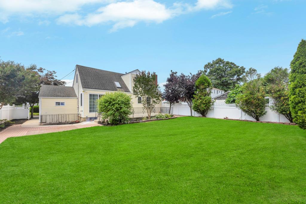 890 Polk Avenue, Franklin Square, NY 11010