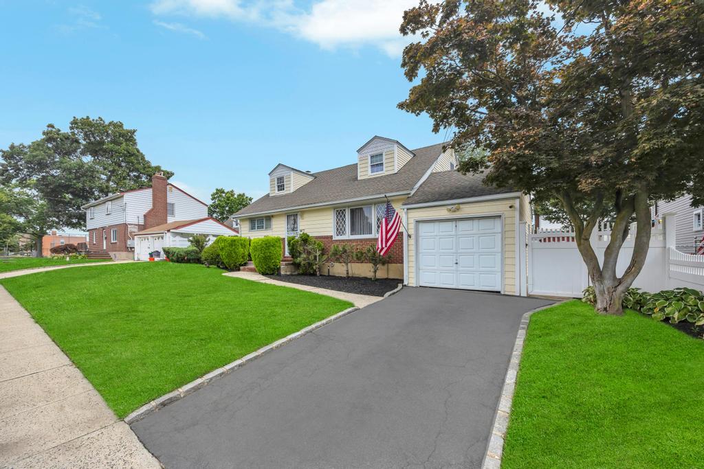 890 Polk Avenue, Franklin Square, NY 11010