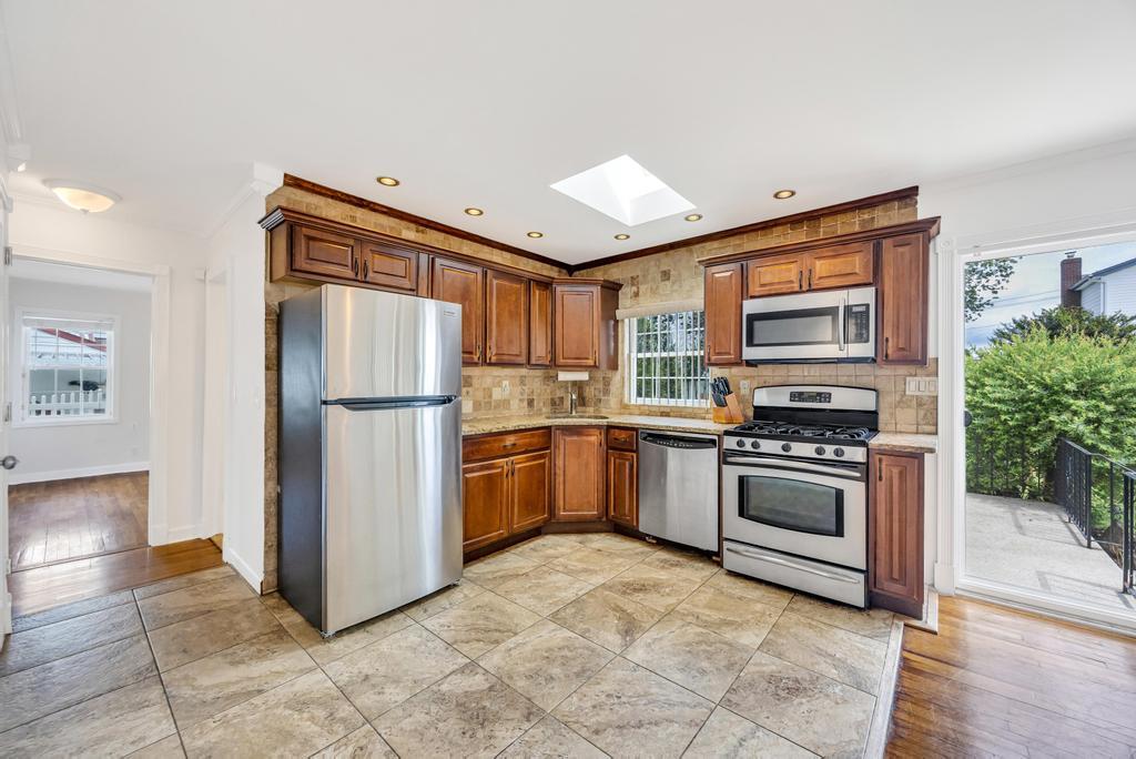 890 Polk Avenue, Franklin Square, NY 11010