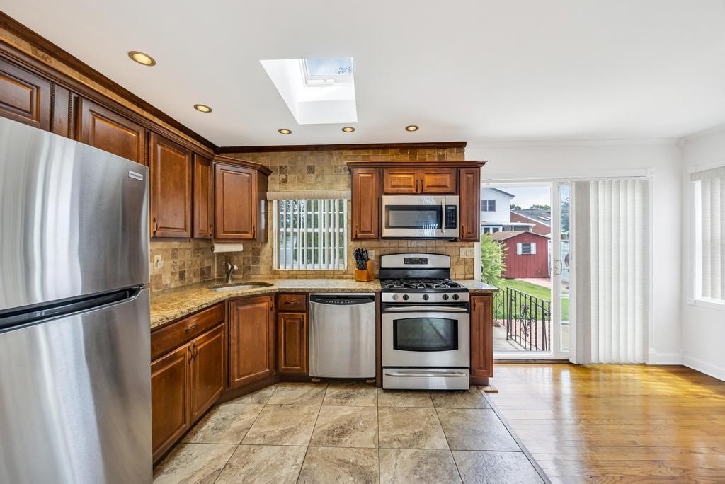 890 Polk Avenue, Franklin Square, NY 11010