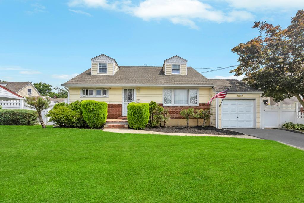 890 Polk Avenue, Franklin Square, NY 11010