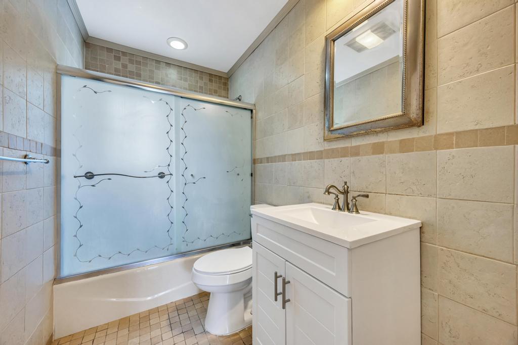 890 Polk Avenue, Franklin Square, NY 11010