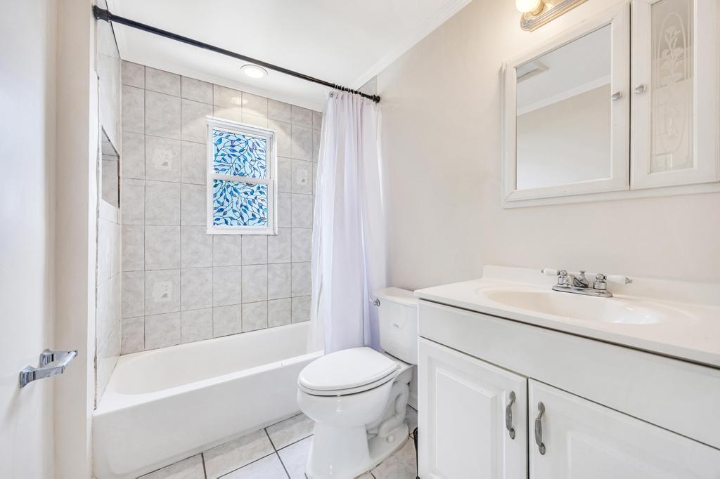 890 Polk Avenue, Franklin Square, NY 11010