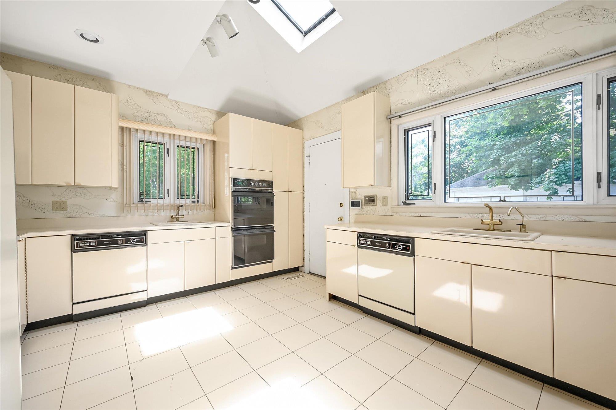 115 Central Avenue, Lawrence, NY 11559