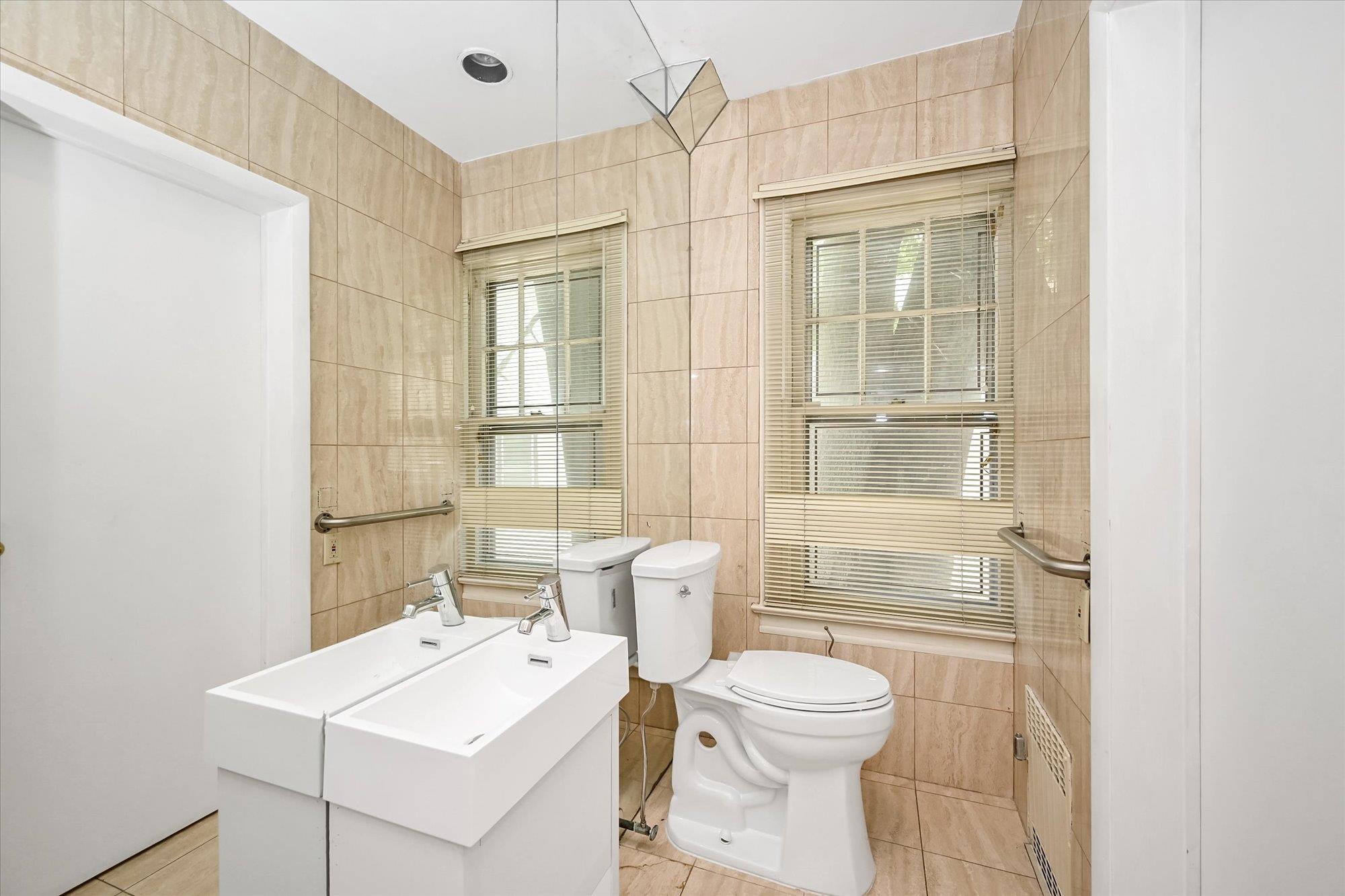 115 Central Avenue, Lawrence, NY 11559