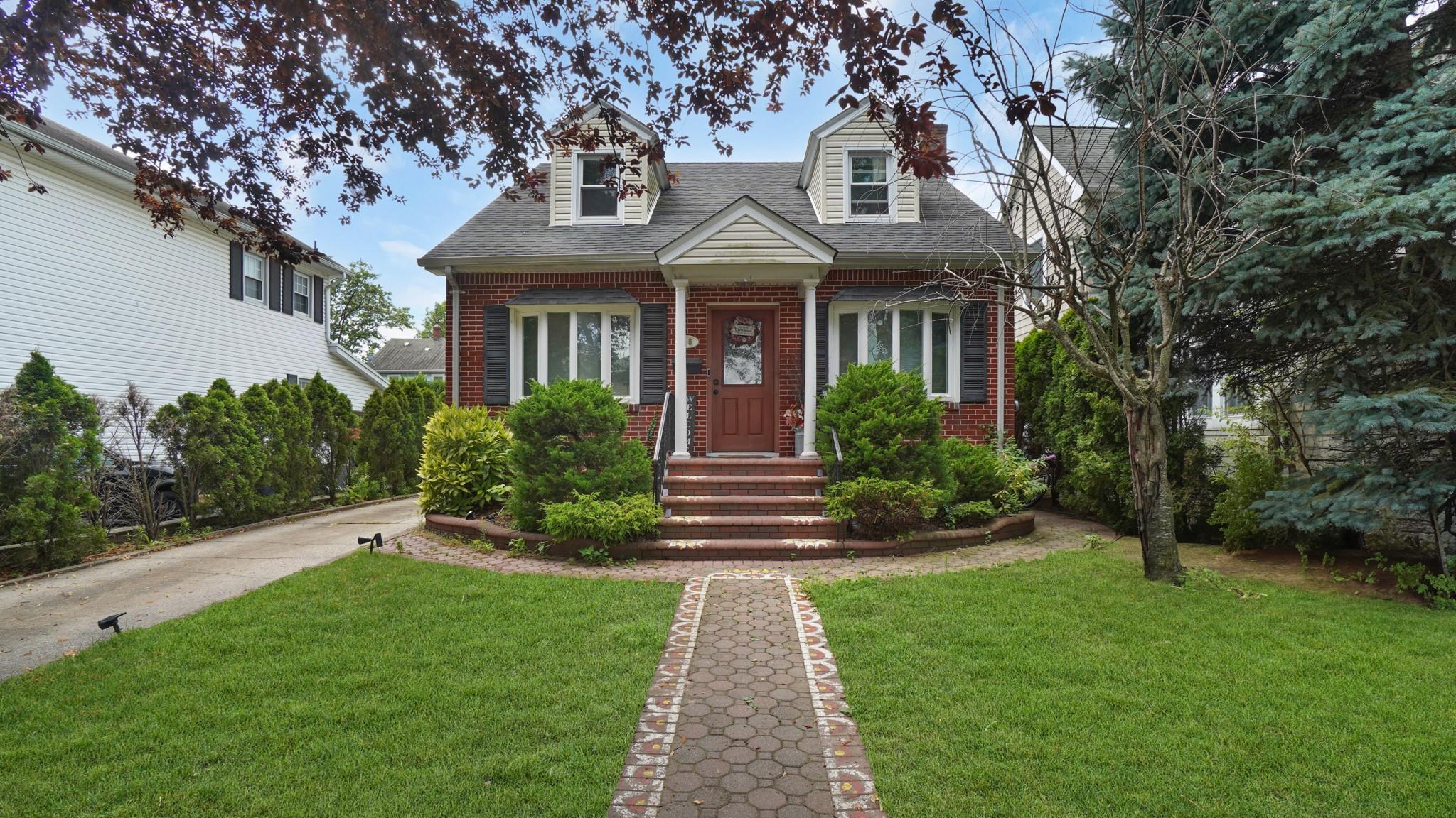 26 Depan Avenue, Floral Park, NY 11001