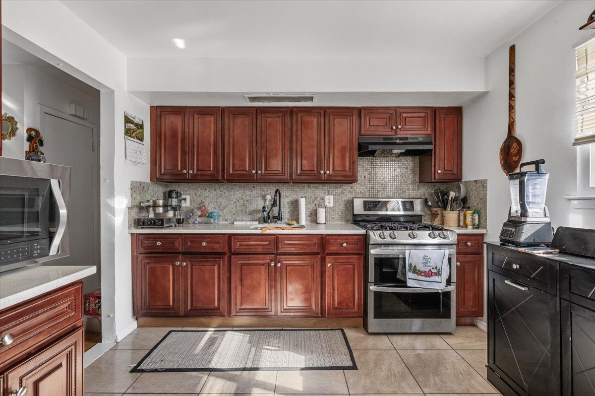 22 Hudson Place, Hempstead, NY 11550