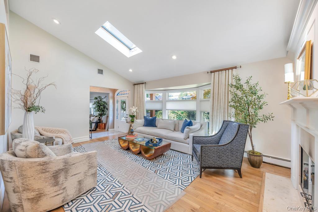 5 Frostfield Place, Melville, NY 11747