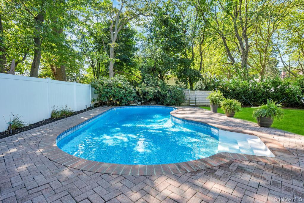 5 Frostfield Place, Melville, NY 11747