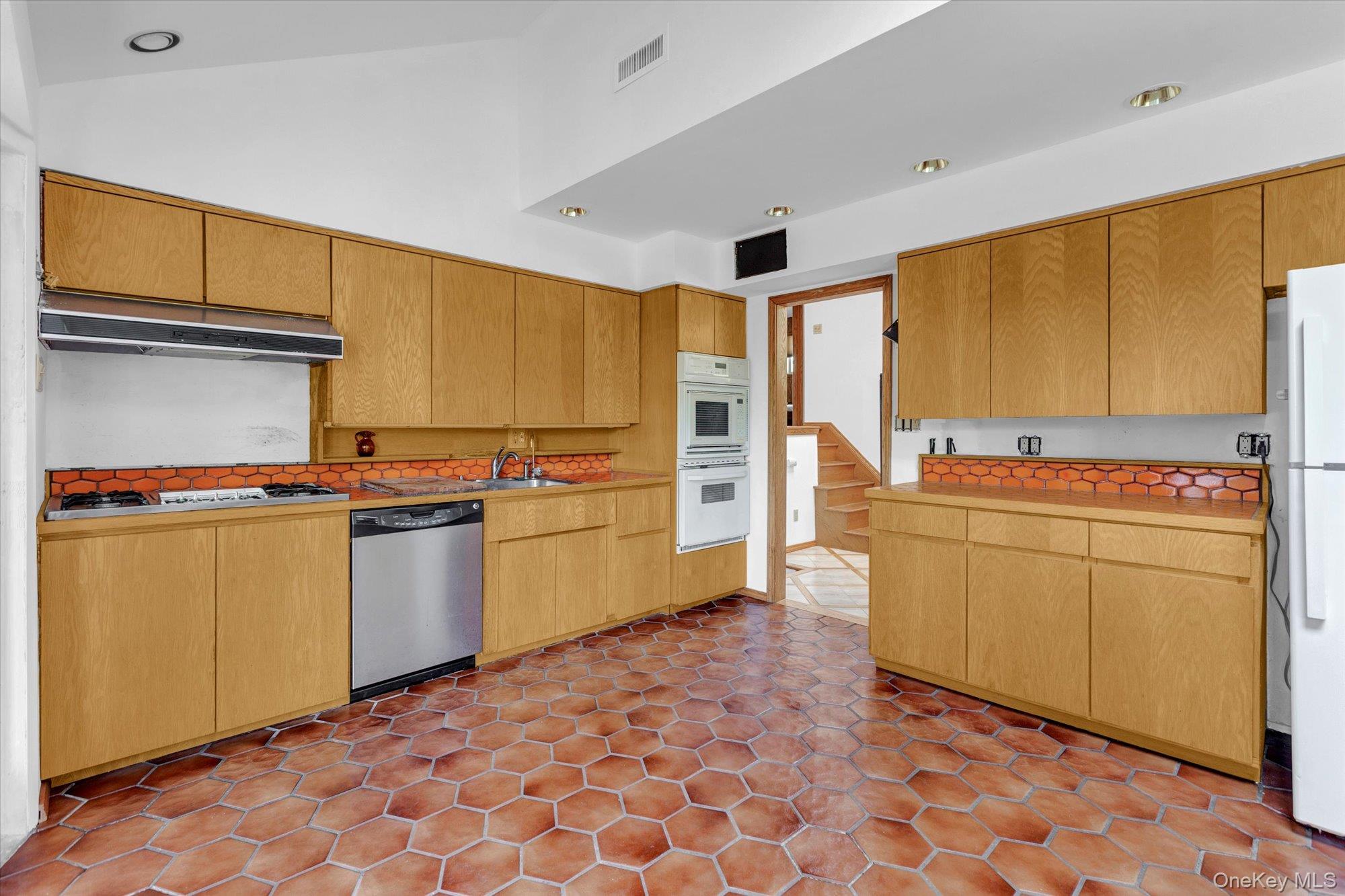 19 Clearland Road, Syosset, NY 11791