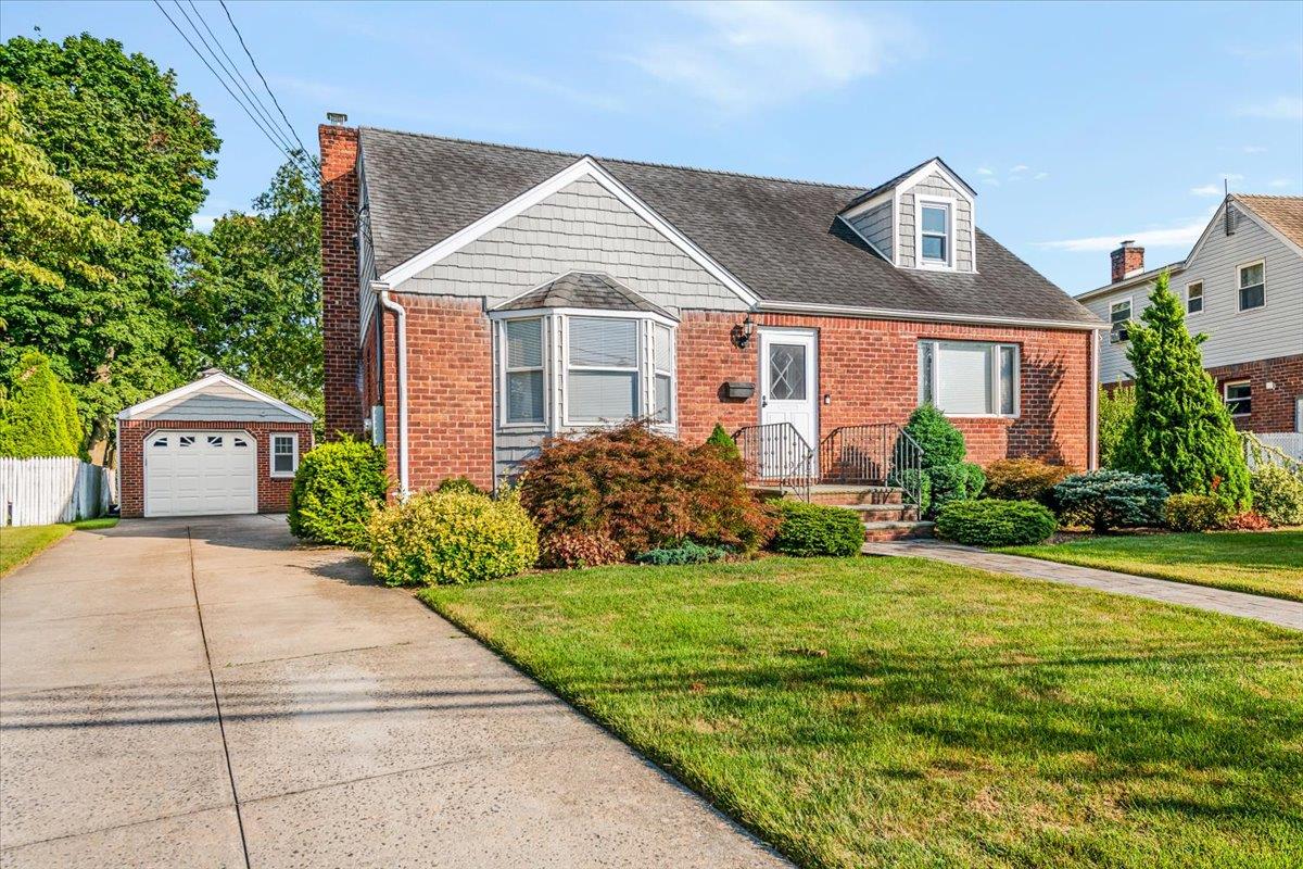 10 Greenville Court, East Rockaway, NY 11518