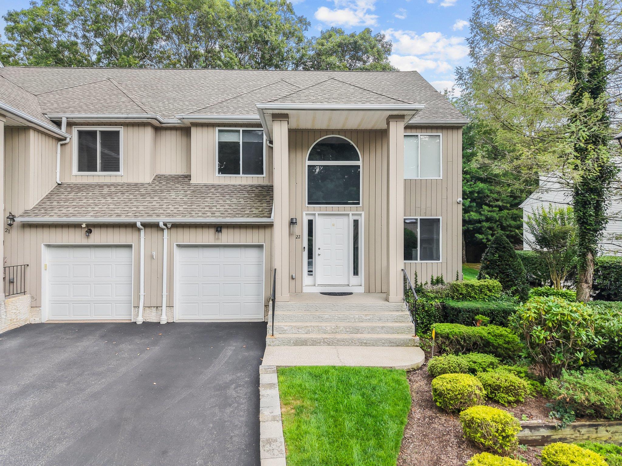 22 Stone Gate Court # 22, Smithtown, NY 11787