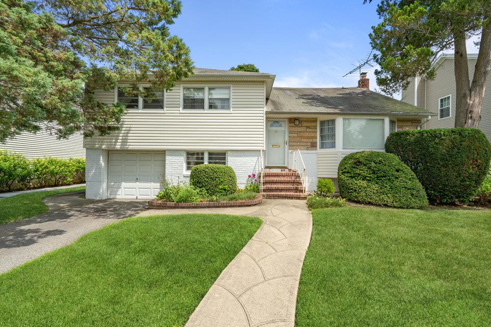 18 Melanie Lane, Syosset, NY 11791