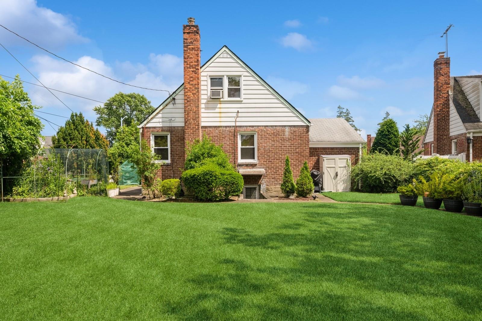 14 Albany Street, Elmont, NY 11003