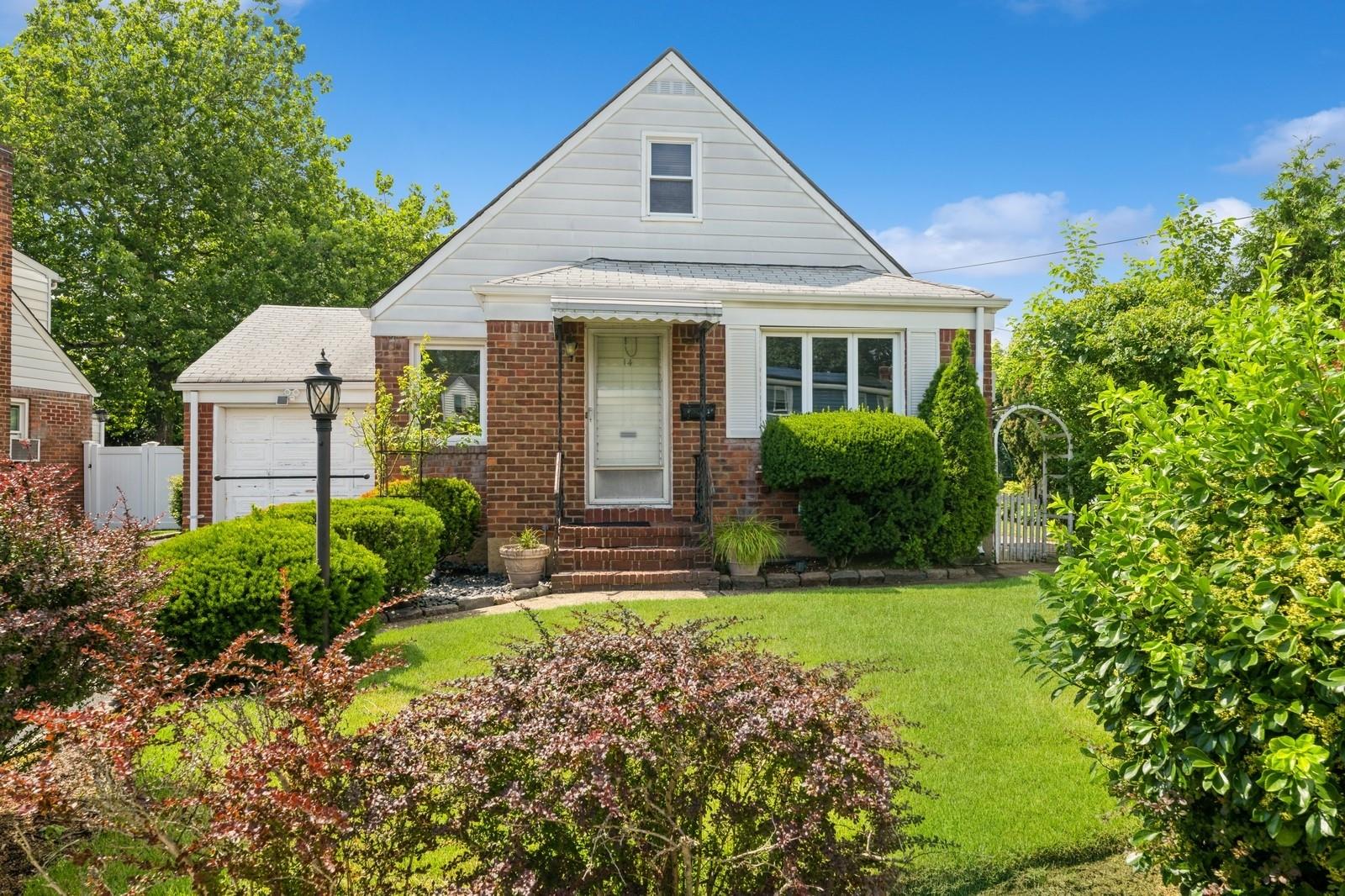 14 Albany Street, Elmont, NY 11003