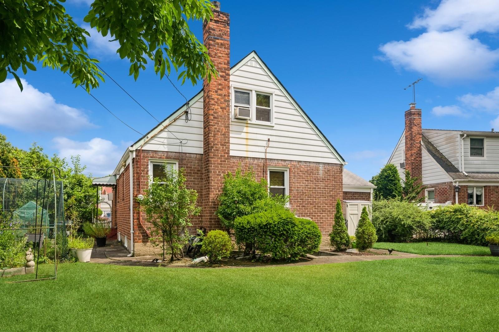 14 Albany Street, Elmont, NY 11003