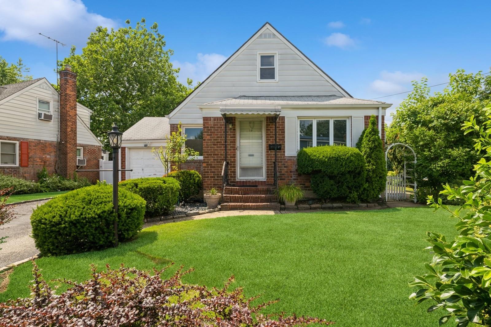 14 Albany Street, Elmont, NY 11003
