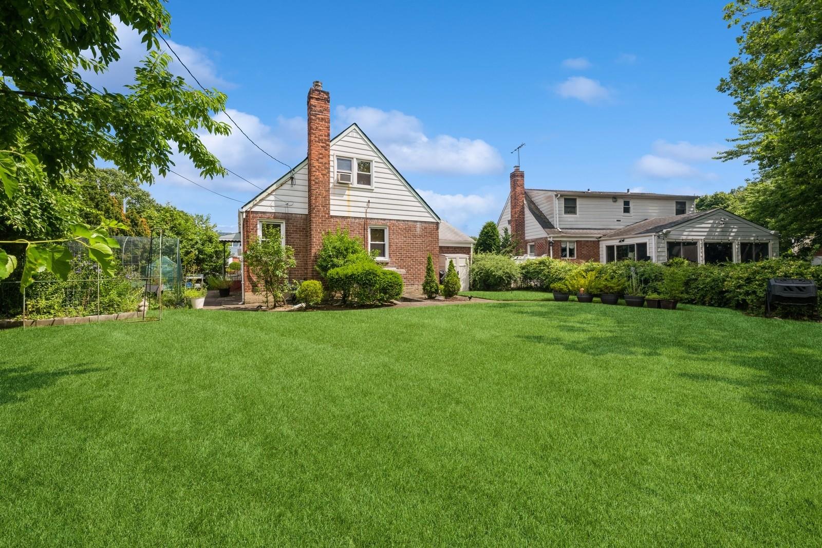 14 Albany Street, Elmont, NY 11003