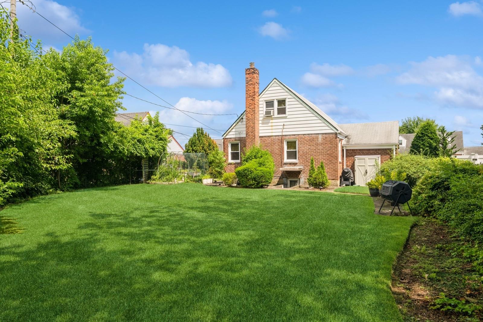 14 Albany Street, Elmont, NY 11003