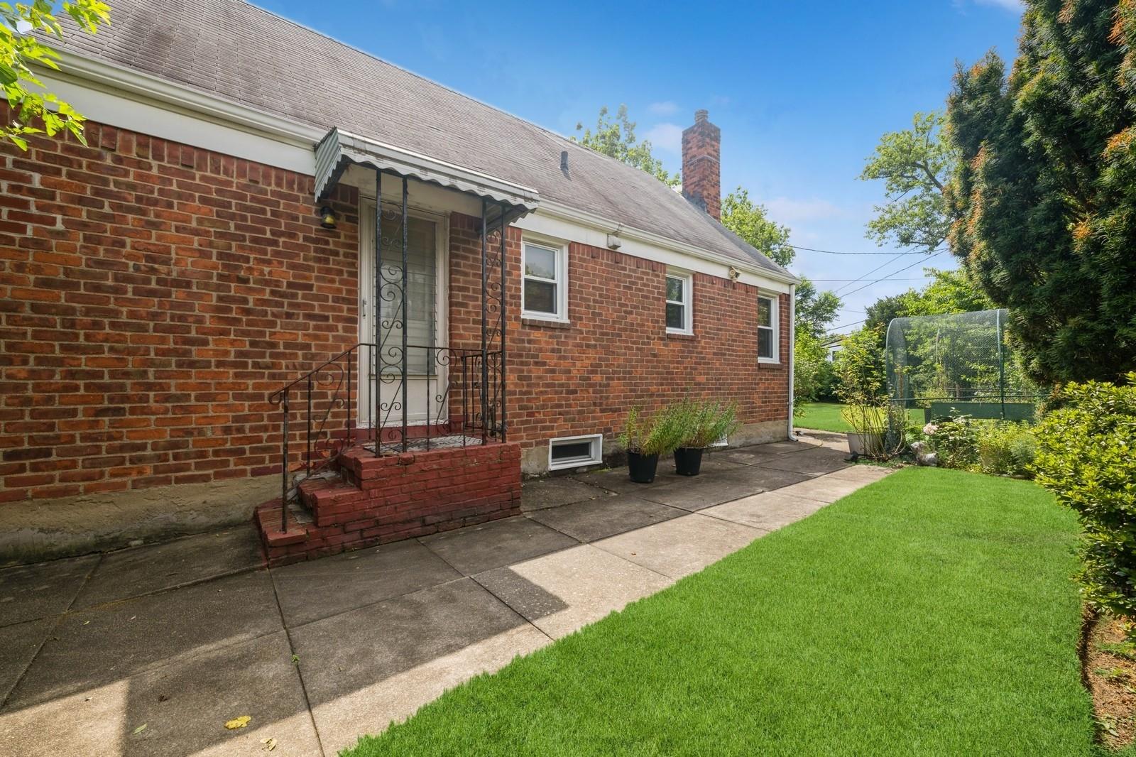 14 Albany Street, Elmont, NY 11003