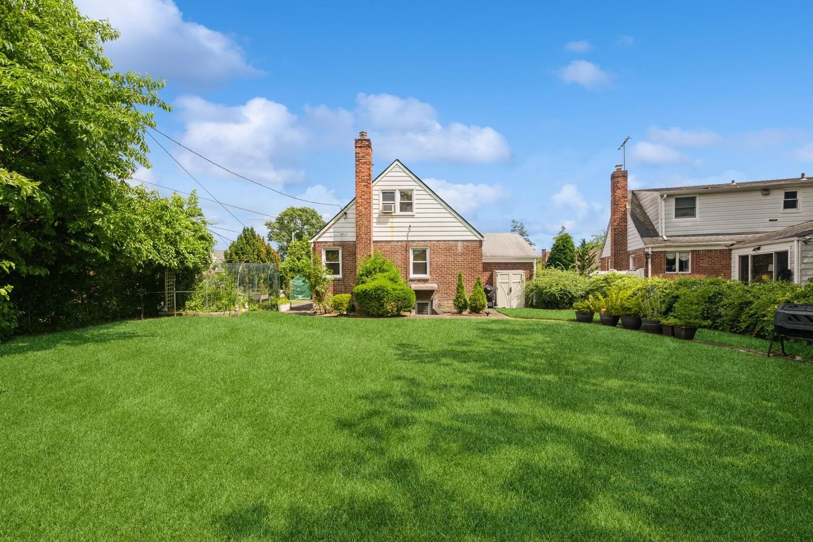 14 Albany Street, Elmont, NY 11003