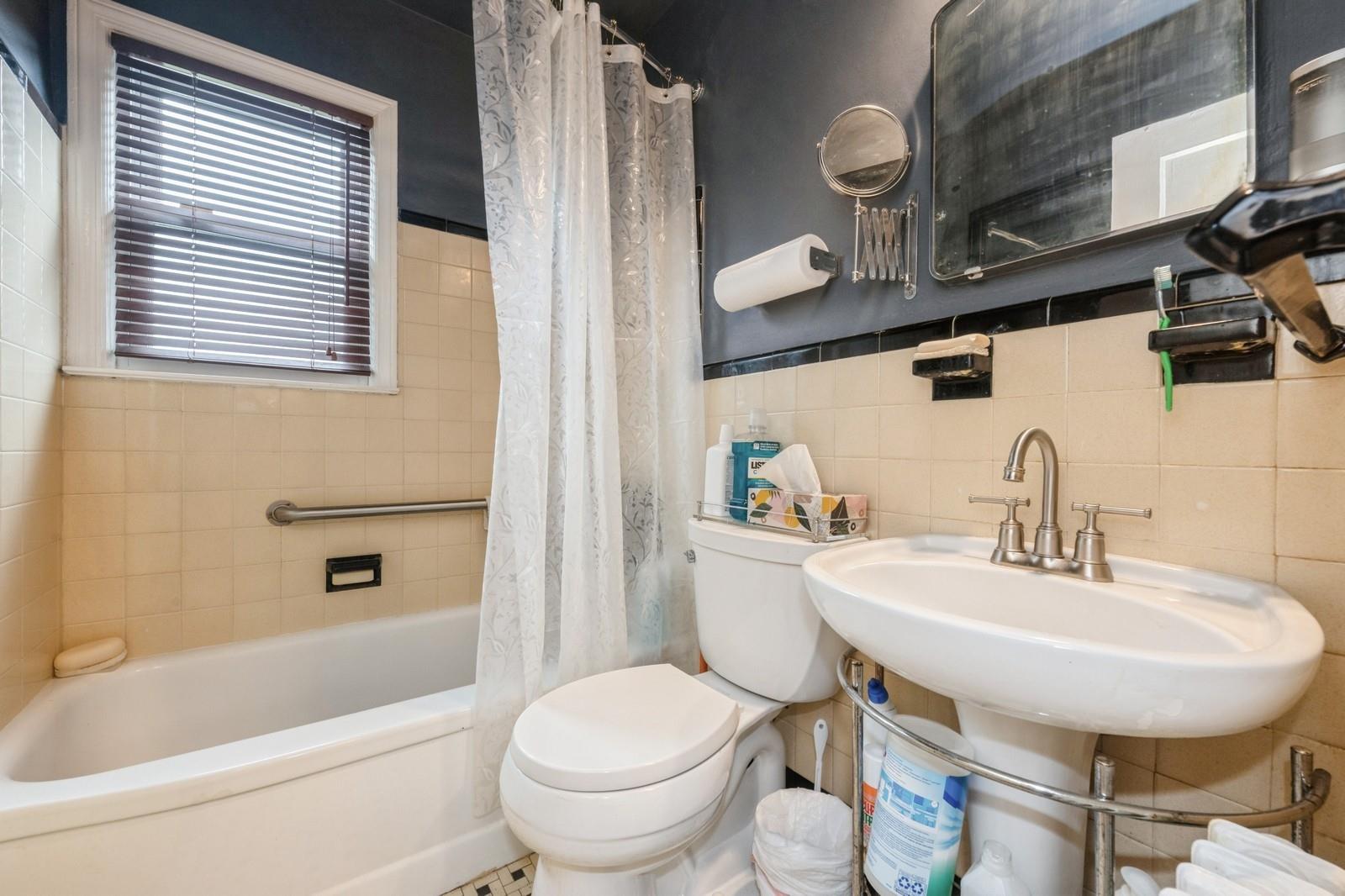 14 Albany Street, Elmont, NY 11003