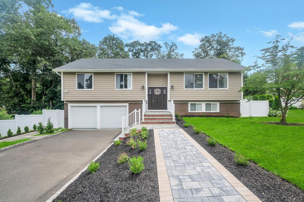 25 Hitching Post Lane, Glen Cove, NY 11542