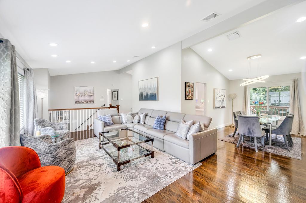 25 Hitching Post Lane, Glen Cove, NY 11542