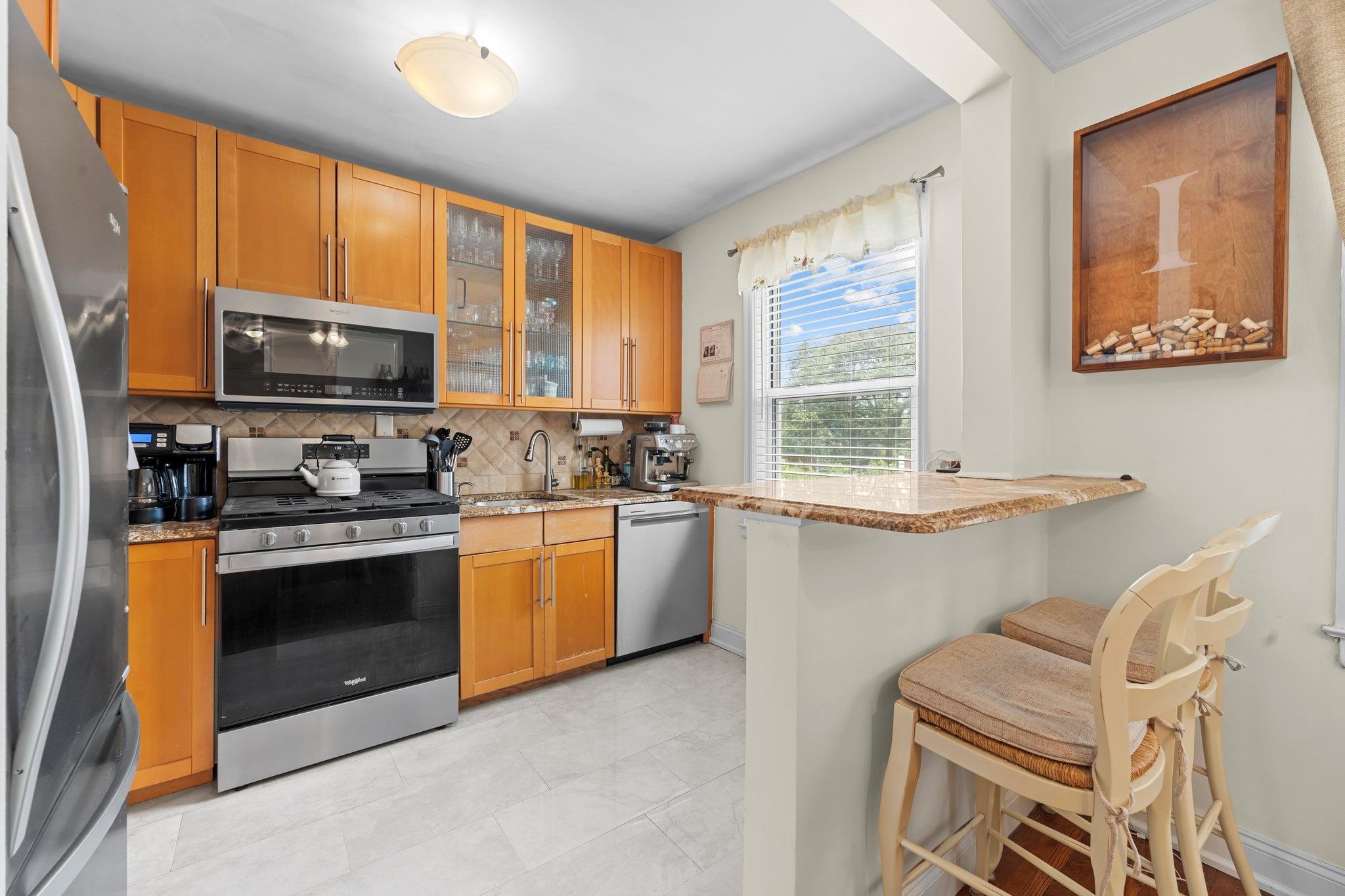 16 Edwards St # 2G, Roslyn Heights, NY 11577