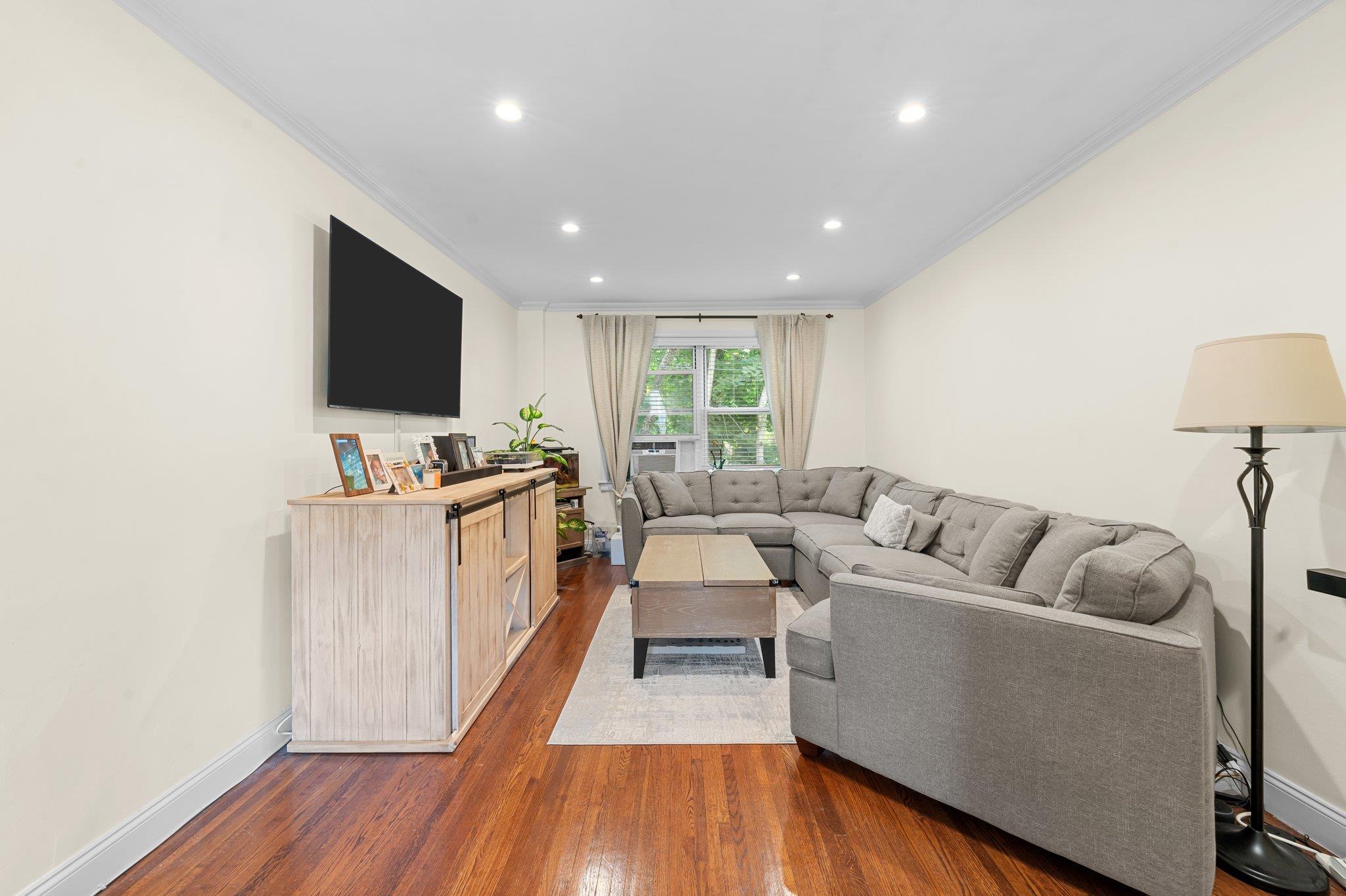 16 Edwards St # 2G, Roslyn Heights, NY 11577