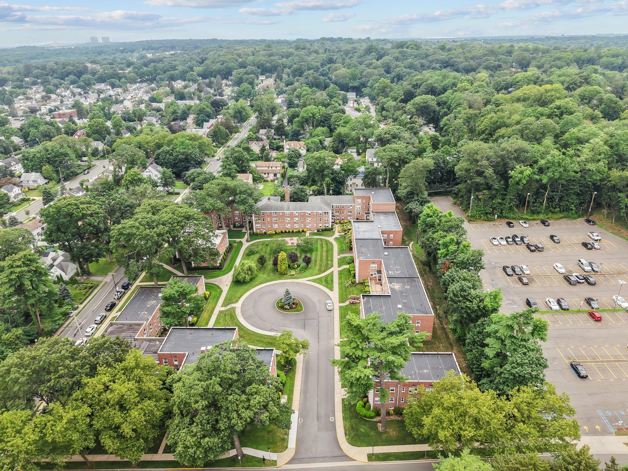 16 Edwards St # 2G, Roslyn Heights, NY 11577