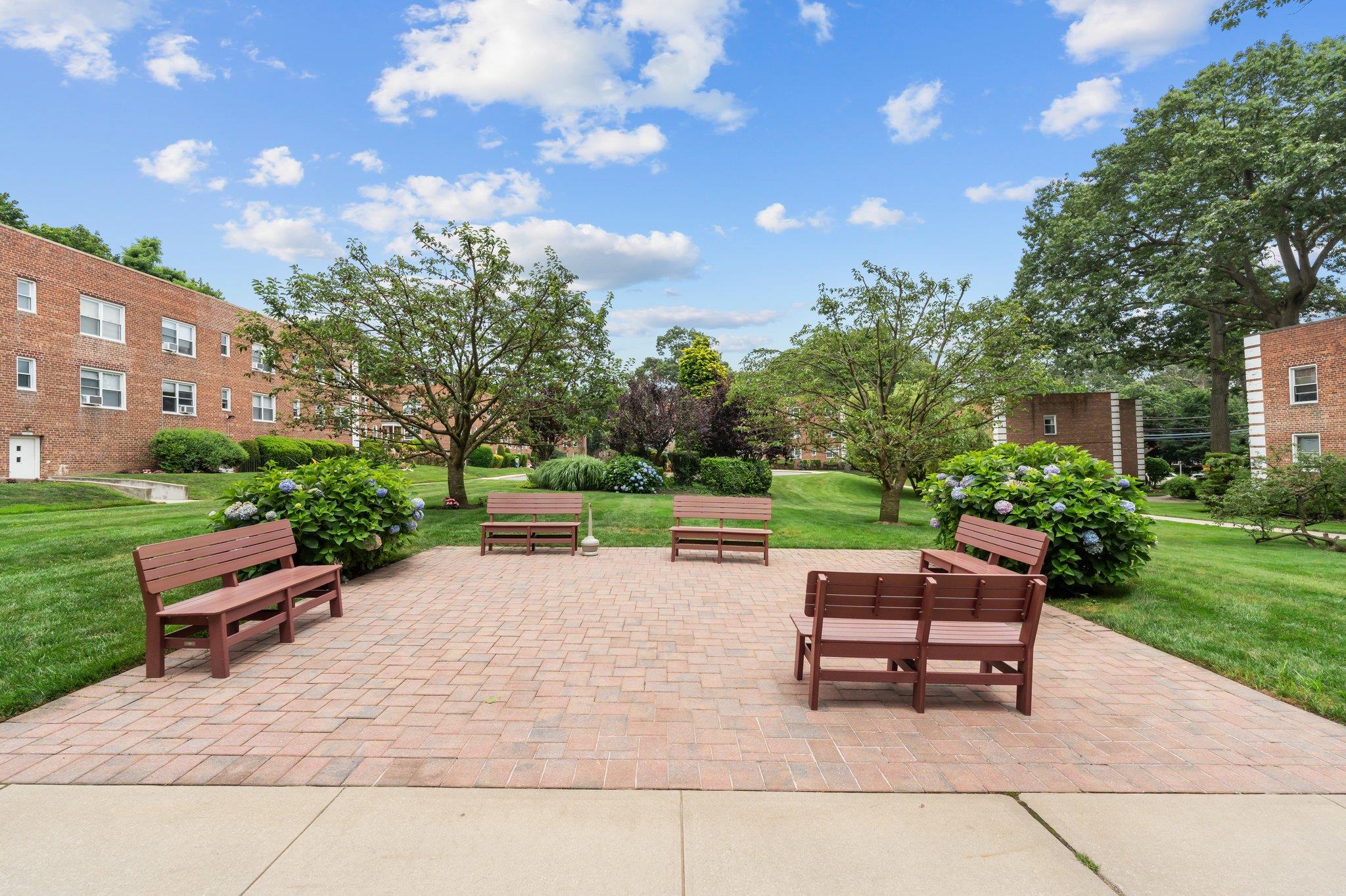 16 Edwards St # 2G, Roslyn Heights, NY 11577