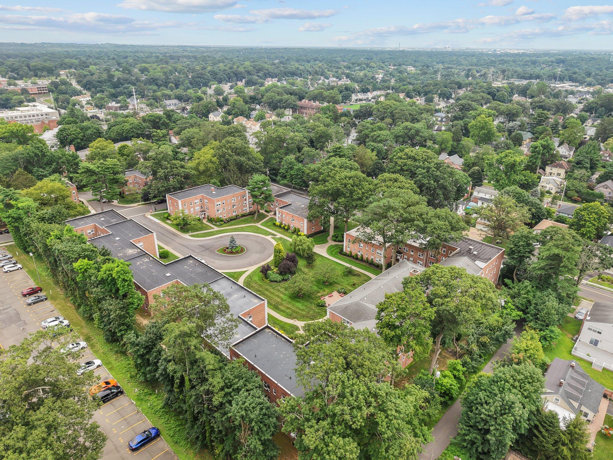 16 Edwards St # 2G, Roslyn Heights, NY 11577