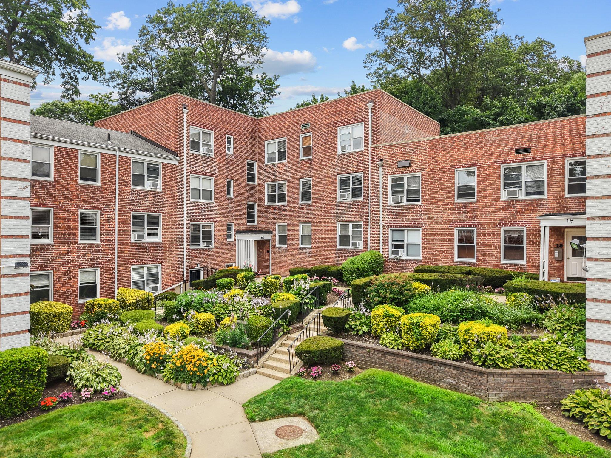 16 Edwards St # 2G, Roslyn Heights, NY 11577