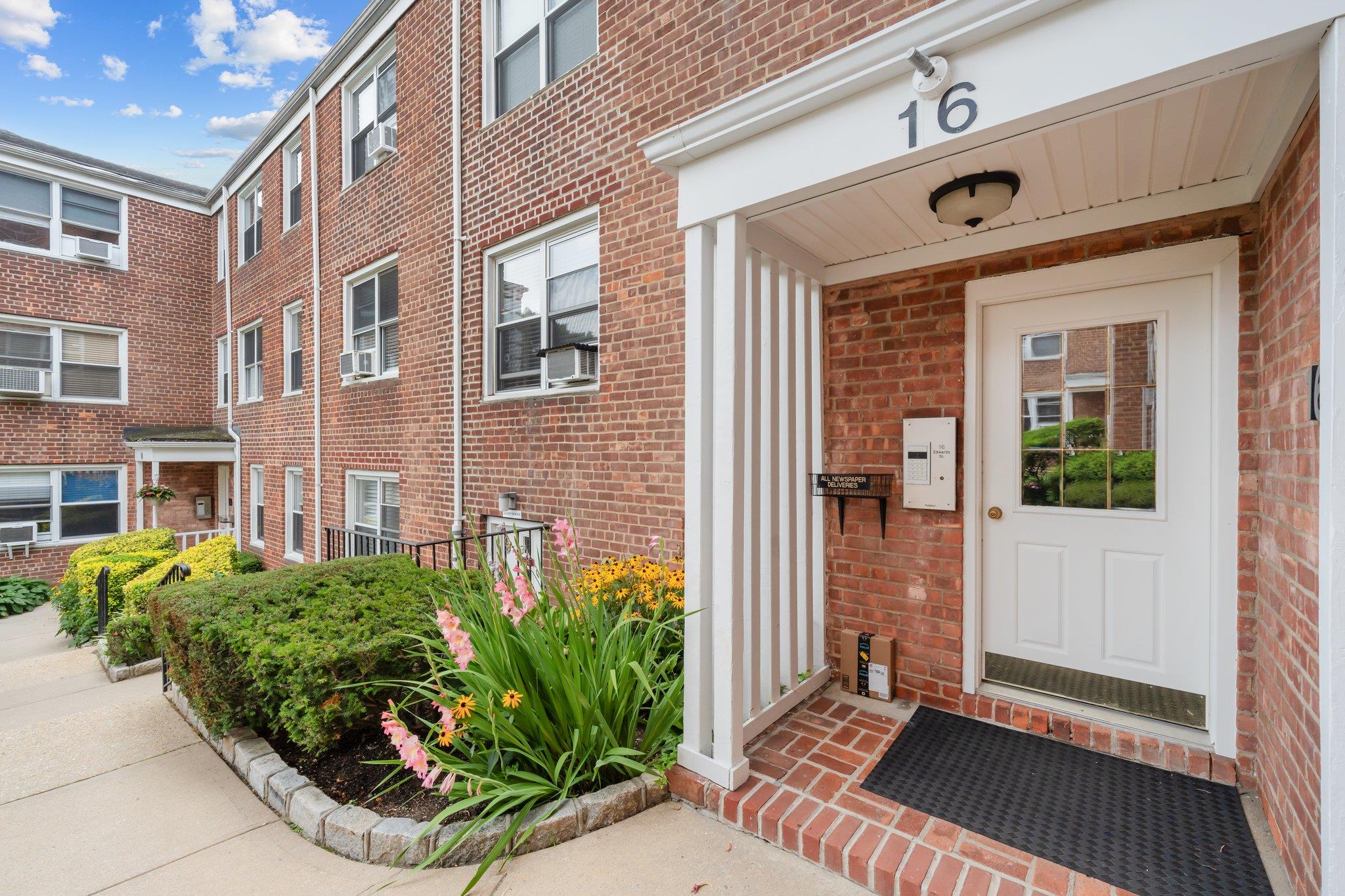 16 Edwards St # 2G, Roslyn Heights, NY 11577