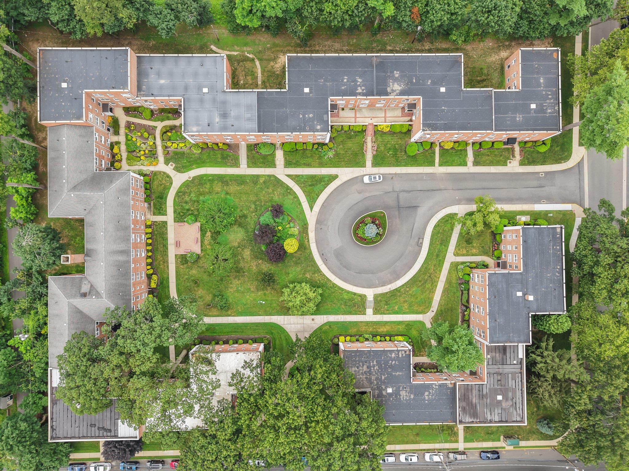 16 Edwards St # 2G, Roslyn Heights, NY 11577