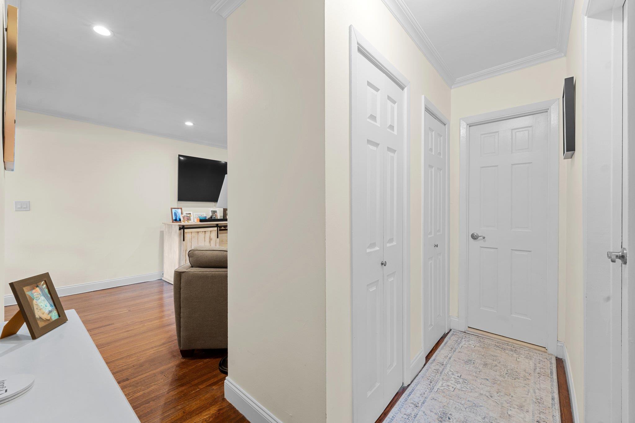 16 Edwards St # 2G, Roslyn Heights, NY 11577