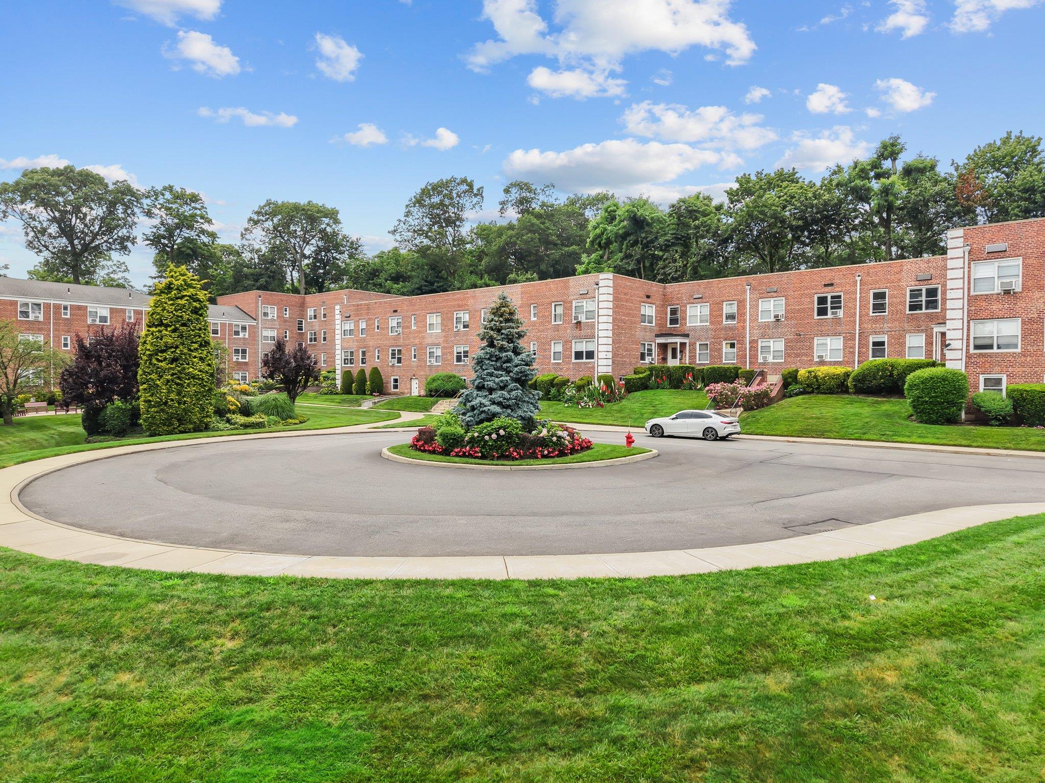 16 Edwards St # 2G, Roslyn Heights, NY 11577