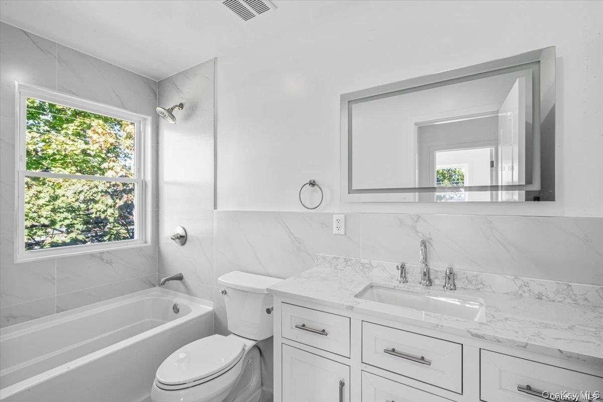 23 Flower Lane, New Hyde Park, NY 11040